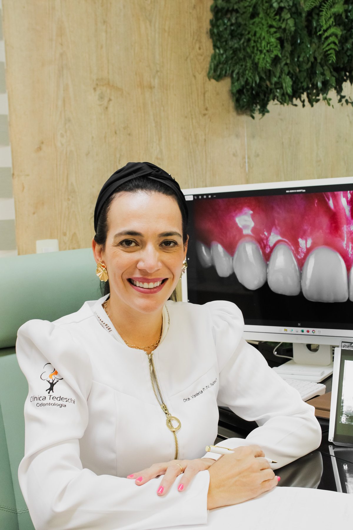 Dra. Valéria Tedeschi analisando tratamento