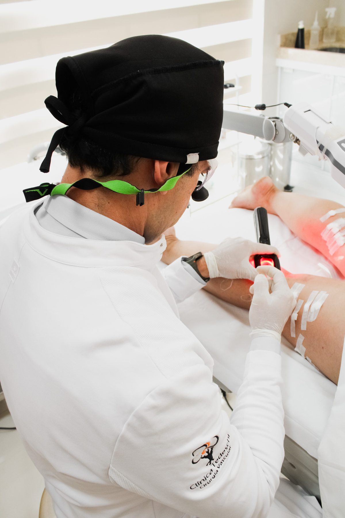 Dr. Wagner Tedeschi realizando procedimento