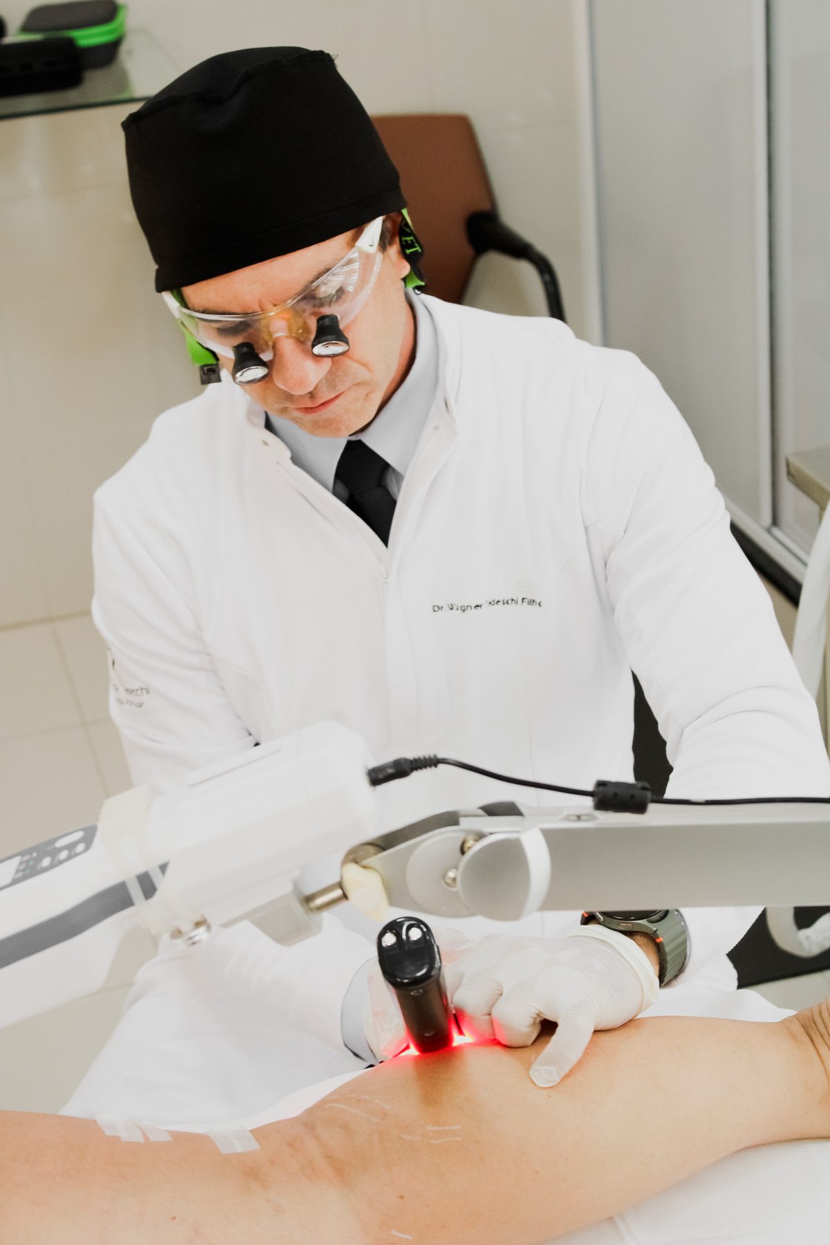 Dr. Wagner Tedeschi realizando tratamento a laser